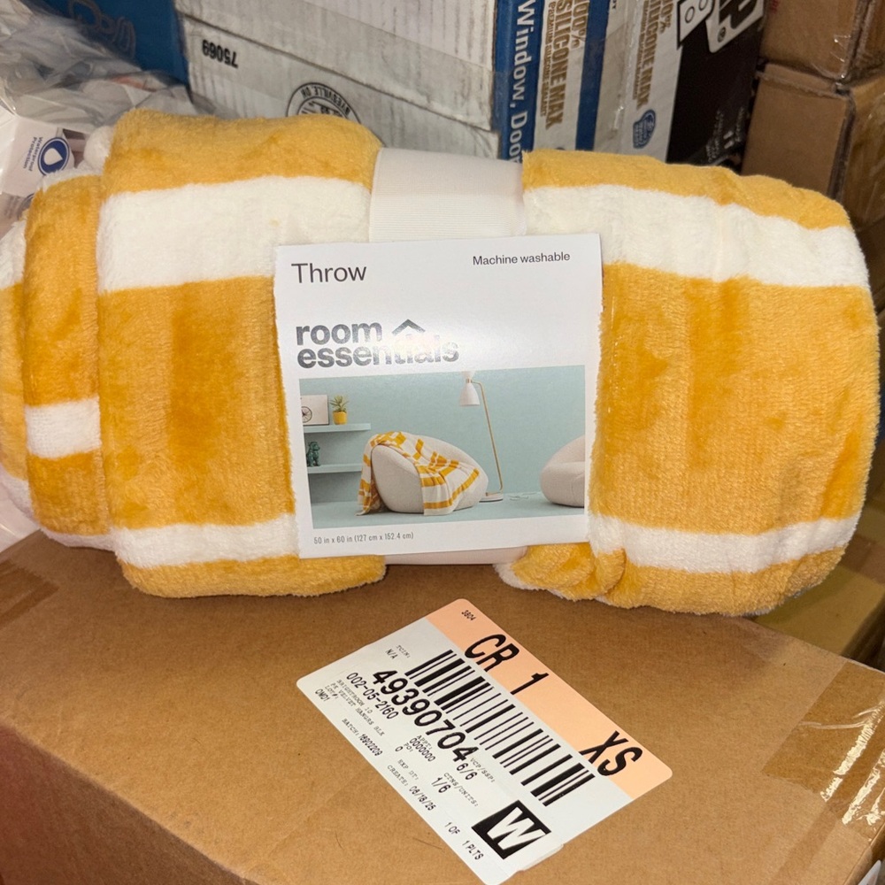 5/$10 Room Essentials Yellow and White Throw Blanket